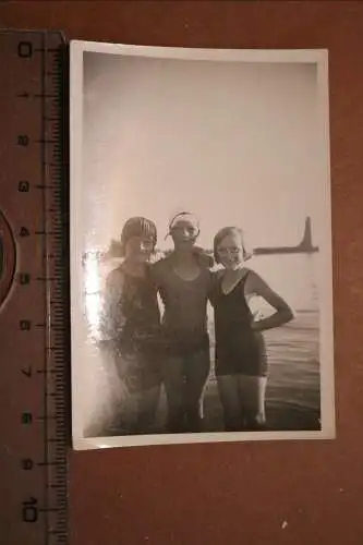 tolles altes Foto - drei hübsche Frauen im Badezeug - bei Laboe - 20-40er Jahre