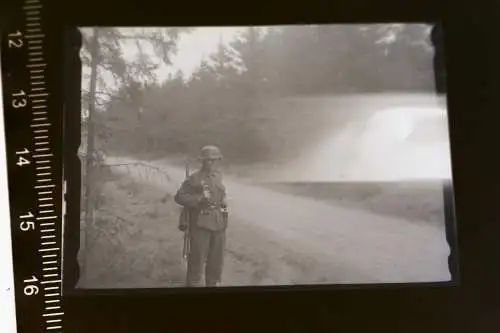 tolles altes Negativ - Portrait eines Soldaten Stahlhelm mit Netz 