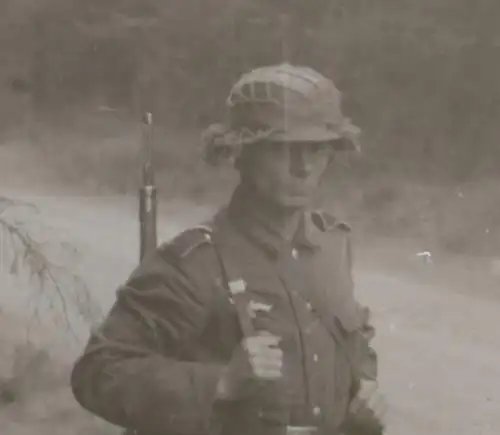 tolles altes Negativ - Portrait eines Soldaten Stahlhelm mit Netz
