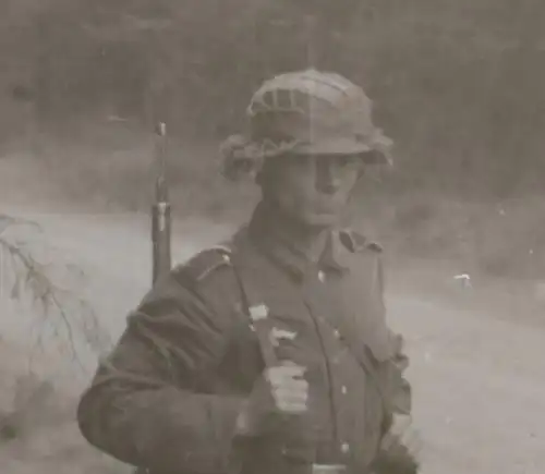 tolles altes Negativ - Portrait eines Soldaten Stahlhelm mit Netz 