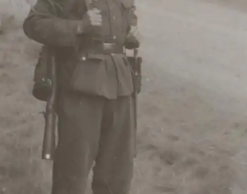 tolles altes Negativ - Portrait eines Soldaten Stahlhelm mit Netz