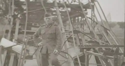 tolles altes Negativ - Soldat steht vor zerstörter Brücke - Ort ???