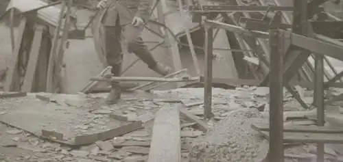 tolles altes Negativ - Soldat steht vor zerstörter Brücke - Ort ???