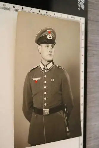 tolles altes Foto - Portrait eines Soldaten mit Schirmmütze