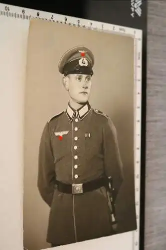 tolles altes Foto - Portrait eines Soldaten mit Schirmmütze 