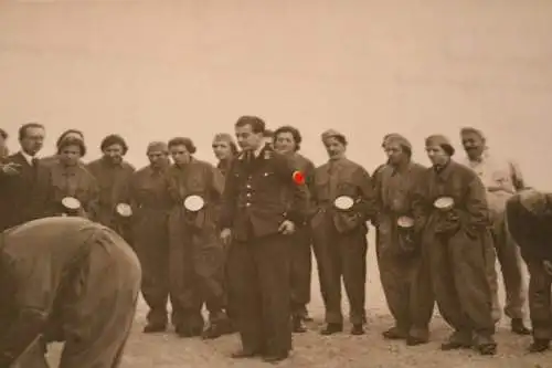 tolles altes Gruppenfoto -Gasschutzlehrgang ??? Frauen und Männer  Nürnberg