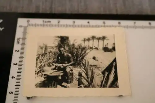 tolles altes Foto - Soldat - Tropenhelm unter Palmen - DAK ? 