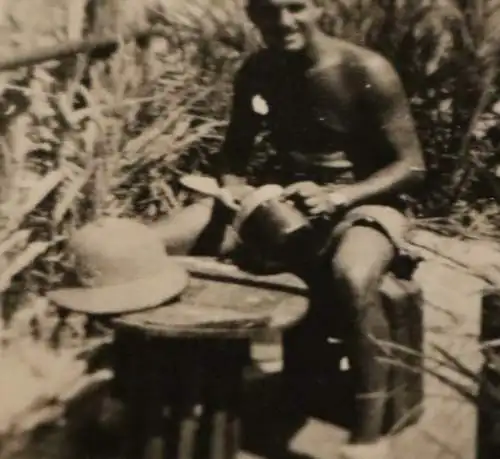 tolles altes Foto - Soldat - Tropenhelm unter Palmen - DAK ? 