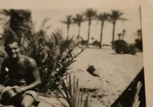 tolles altes Foto - Soldat - Tropenhelm unter Palmen - DAK ? 