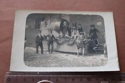 tolles altes Foto - Pferdefuhrwerk Festwagen mit Weinfass ?? 1920-30 ? Ort ??