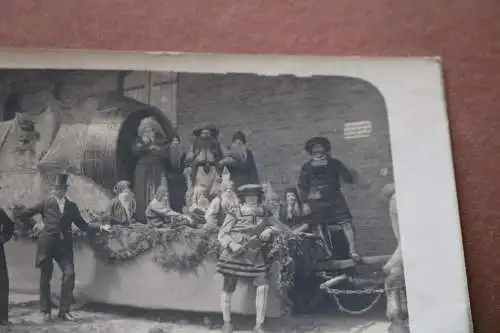 tolles altes Foto - Pferdefuhrwerk Festwagen mit Weinfass ?? 1920-30 ? Ort ??