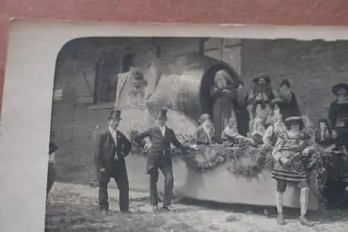 tolles altes Foto - Pferdefuhrwerk Festwagen mit Weinfass ?? 1920-30 ? Ort ??