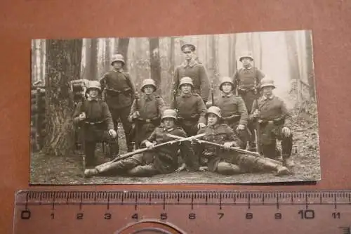 tolles altes Gruppenfoto - Soldaten Reichswehr mit Stahlhelm und Bajonett
