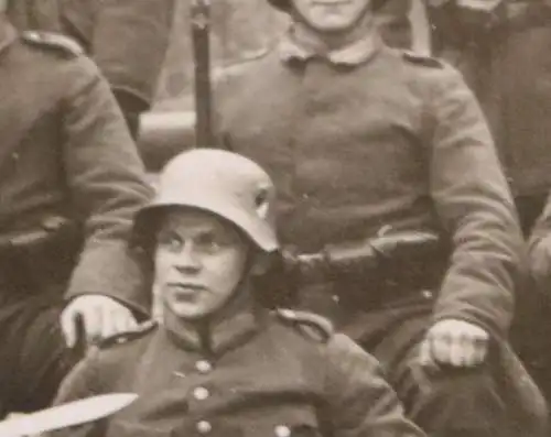 tolles altes Gruppenfoto - Soldaten Reichswehr mit Stahlhelm und Bajonett