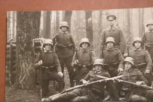 tolles altes Gruppenfoto - Soldaten Reichswehr mit Stahlhelm und Bajonett