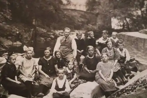 altes Foto - Schulausflug - ins .......tal ? 1926 - Mädchen und Jungen