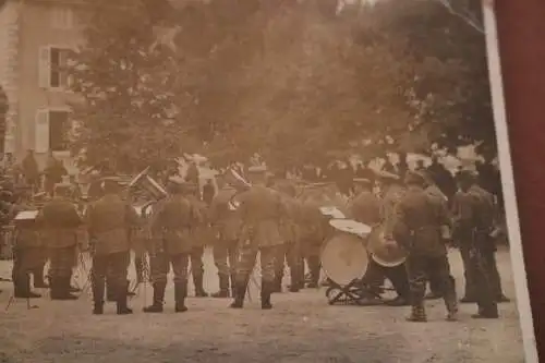 altes Foto - deutsche Soldaten Musikkorps spielen Musik - Ort ??