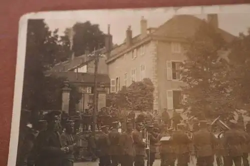 altes Foto - deutsche Soldaten Musikkorps spielen Musik - Ort ??