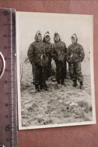 tolles altes Foto - Gruppe Soldaten Wendetarnjacken und Hosen Winter
