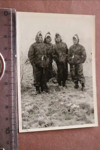 tolles altes Foto - Gruppe Soldaten Wendetarnjacken und Hosen Winter 