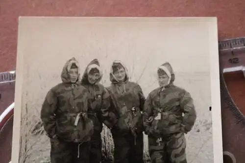 tolles altes Foto - Gruppe Soldaten Wendetarnjacken und Hosen Winter 