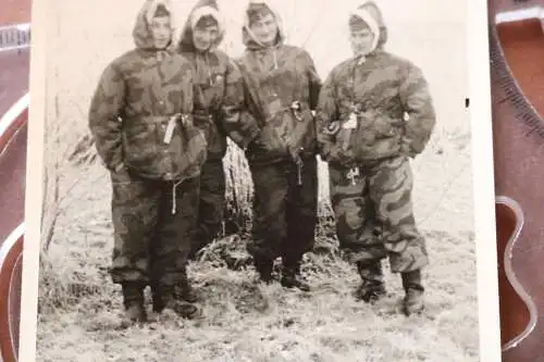 tolles altes Foto - Gruppe Soldaten Wendetarnjacken und Hosen Winter 