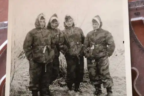 tolles altes Foto - Gruppe Soldaten Wendetarnjacken und Hosen Winter 