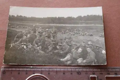 tolles altes Foto - Gruppe Soldaten Übungslager - Ärmelabzeichen ? Reichswehr