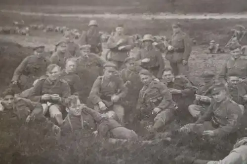 tolles altes Foto - Gruppe Soldaten Übungslager - Ärmelabzeichen ? Reichswehr 