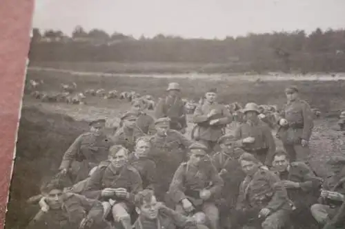 tolles altes Foto - Gruppe Soldaten Übungslager - Ärmelabzeichen ? Reichswehr 