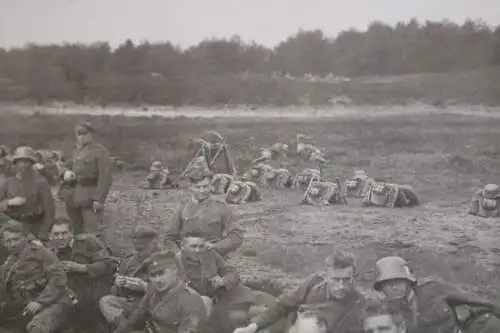 tolles altes Foto - Gruppe Soldaten Übungslager - Ärmelabzeichen ? Reichswehr