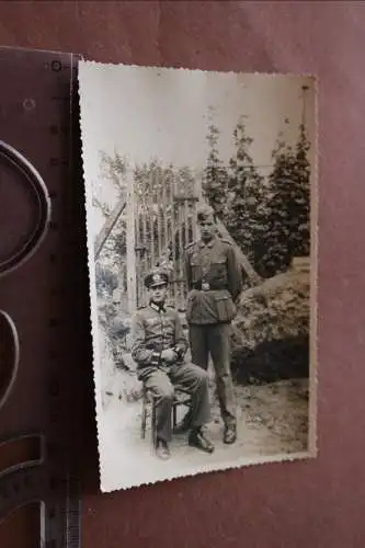 tolles altes Foto - zwei Soldaten , einer sitzt auf dem Stuhl