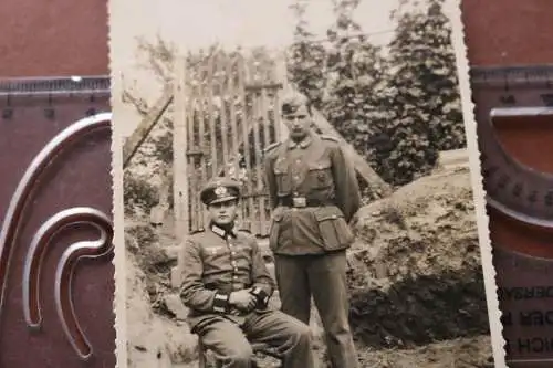 tolles altes Foto - zwei Soldaten , einer sitzt auf dem Stuhl