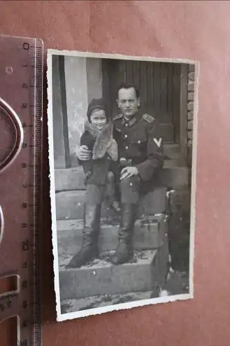 tolles altes Foto - Portrait eines Soldaten mit Tochter auf dem Schoß