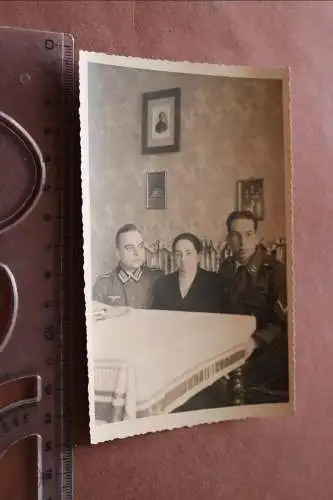 tolles altes Foto - Geschwister ?? Schwester mit zwei Brüder Soldaten