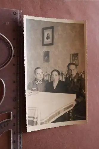 tolles altes Foto - Geschwister ?? Schwester mit zwei Brüder Soldaten 