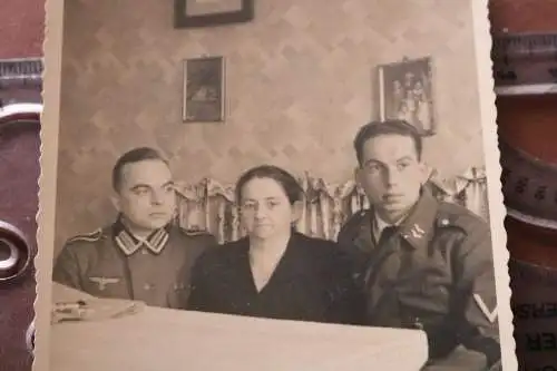 tolles altes Foto - Geschwister ?? Schwester mit zwei Brüder Soldaten