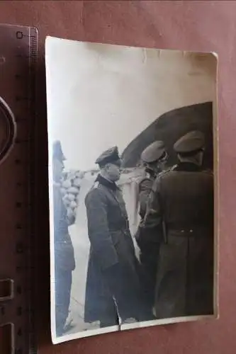 tolles altes Foto - Gruppe Soldaten begutachten was ?