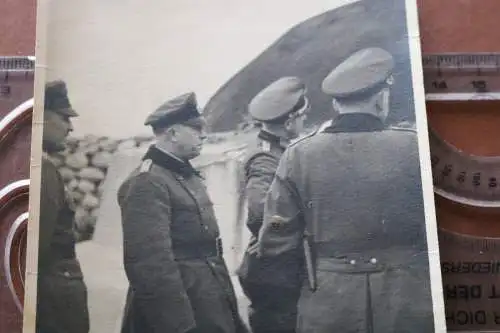 tolles altes Foto - Gruppe Soldaten begutachten was ?