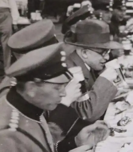 tolles altes Gruppenfoto - Traditionsregiment Braunschweiger ??? beim Bier trink