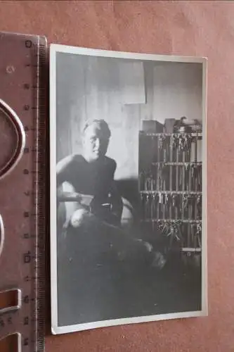 tolles altes Foto - Portrait eines Soldaten im Büro ?? Schlüsselbrett ??