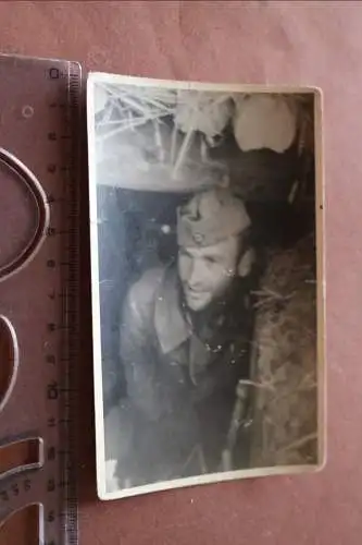 tolles altes Foto - Portrait eines Soldaten im Unterstand