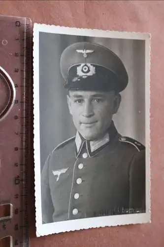 tolles altes Foto - Portrait eines Soldaten Schirmmütze