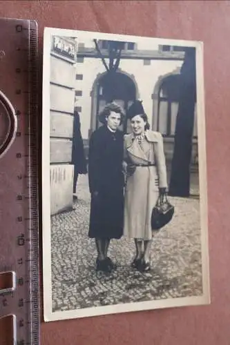tolles altes Foto - zwei hübsche Frauen 30-40er Jahre - Ort ?