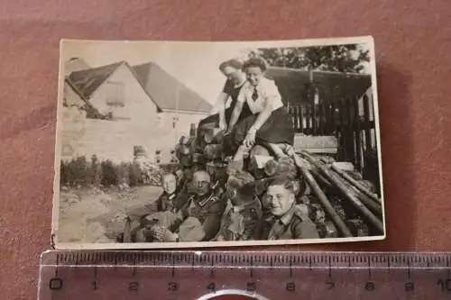 Altes Foto Soldaten und hübsche Frauen - Ort ?