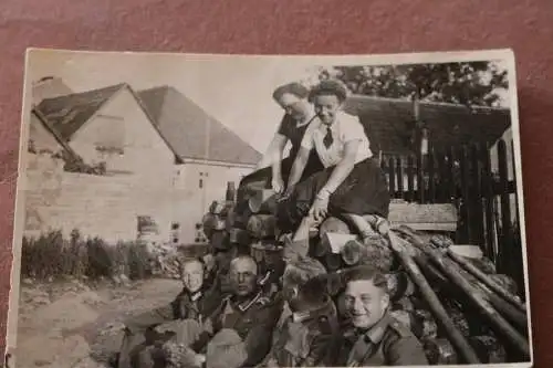 altes Foto Soldaten und hübsche Frauen - Ort ?