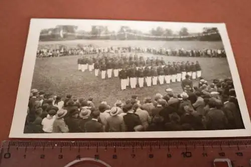 tolles altes Foto - angetretene Soldaten ?? auf einem Sportfeld - Fest ?? Ort ?