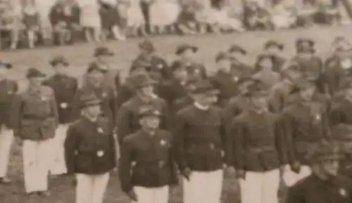 tolles altes Foto - angetretene Soldaten ?? auf einem Sportfeld - Fest ?? Ort ?