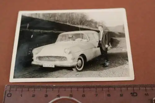 tolles altes Foto - Mann posiert mit Oldtimer Opel Rekord P1 -  50-60er Jahre ?