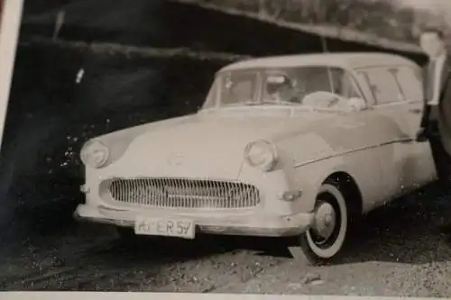tolles altes Foto - Mann posiert mit Oldtimer Opel Rekord P1 -  50-60er Jahre ?